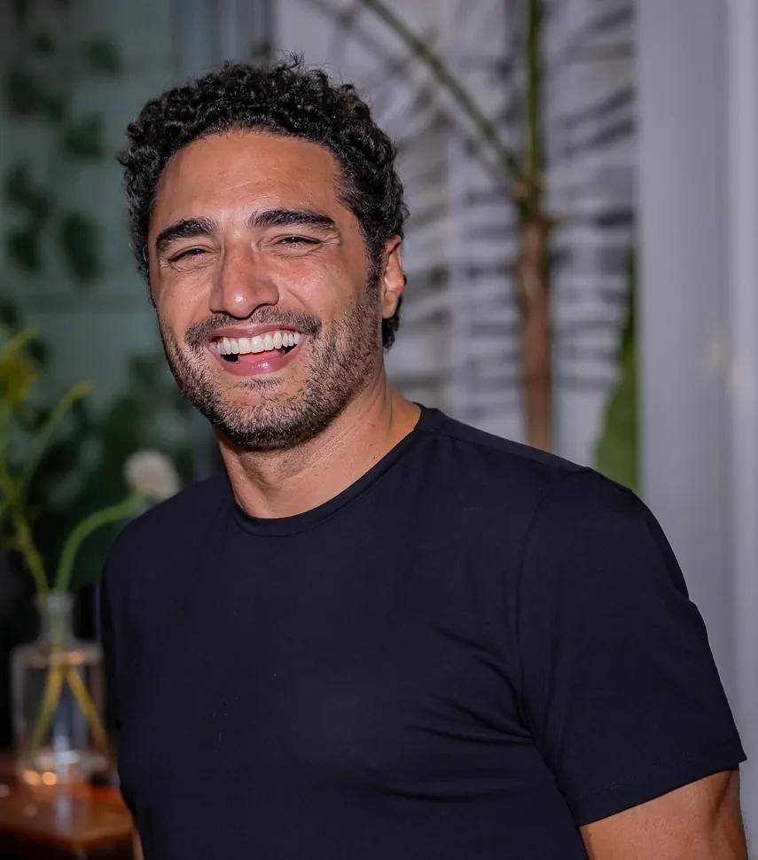 Romero Rodrigues, half body